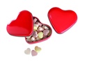 Scatola di latta a forma di cuore con caramelle